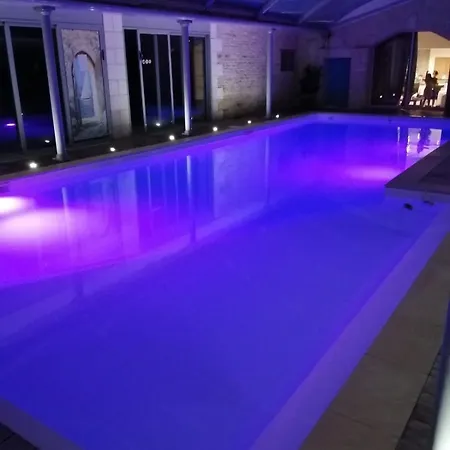 De L'atelier Et De La Piscine Pour 25 Personnes Holiday home