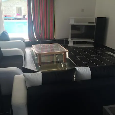De L'atelier Et De La Piscine Pour 25 Personnes Holiday home Jaunay-Clan