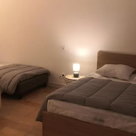 De L'atelier Et De La Piscine Pour 25 Personnes *