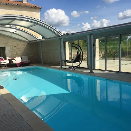 De L'atelier Et De La Piscine Pour 25 Personnes Holiday home